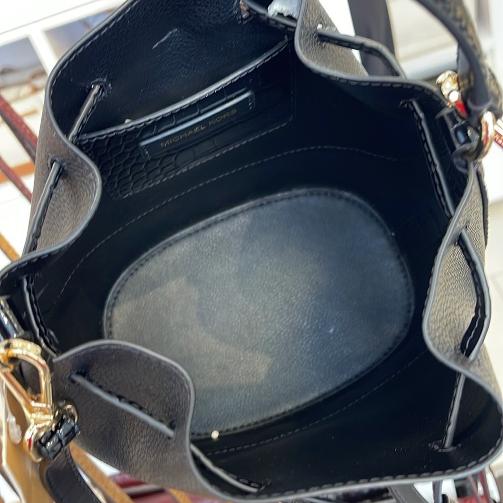 MICHAEL KORS
Reed Medium Pebbled Leather Belted Bucket Messenger Satchel Crossb - Picture 12 of 16